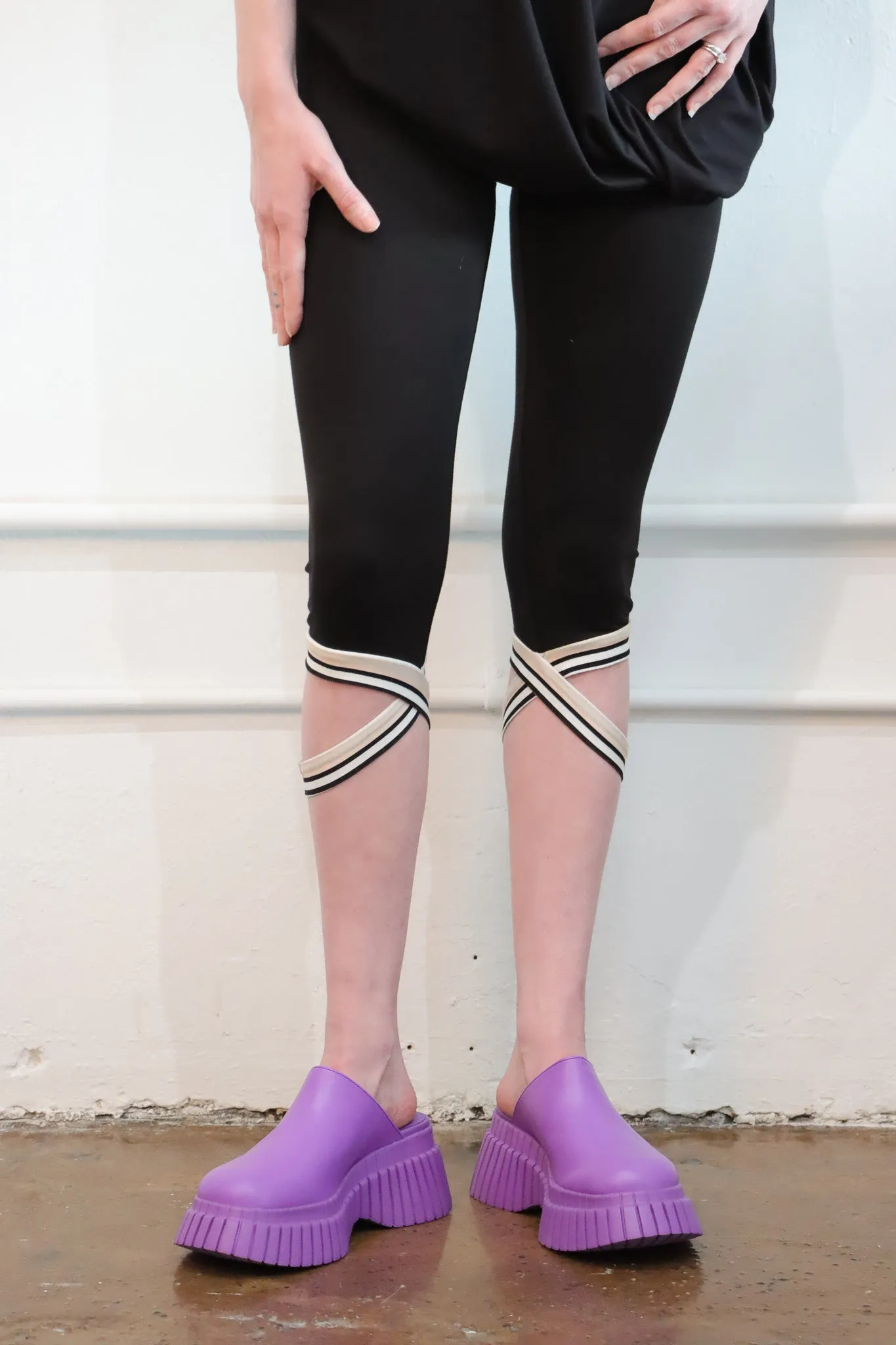 NY 77 Design Cross Strap Leggings