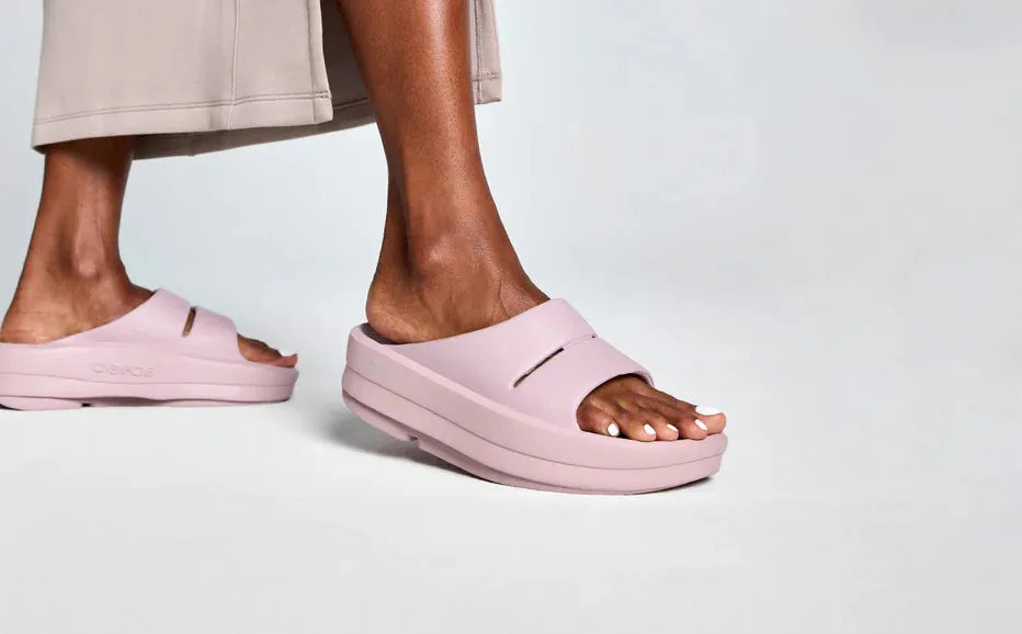 WOMEN'S OOMEGA OOAHH SANDAL - STARDUST